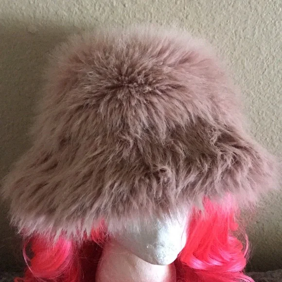 🟤Woman’s Cozy Faux Fur Pink Hat - Picture 2 of 4